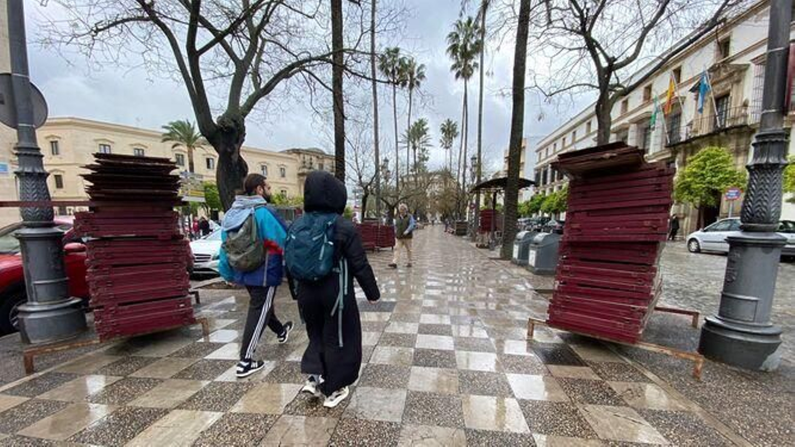 Peatones pasean por Cristina junto a las estructuras de los palcos de Semana Santa en un día de lluvia. Peatones pasean por Cristina junto a las estructuras de los palcos de Semana Santa en un día de lluvia.