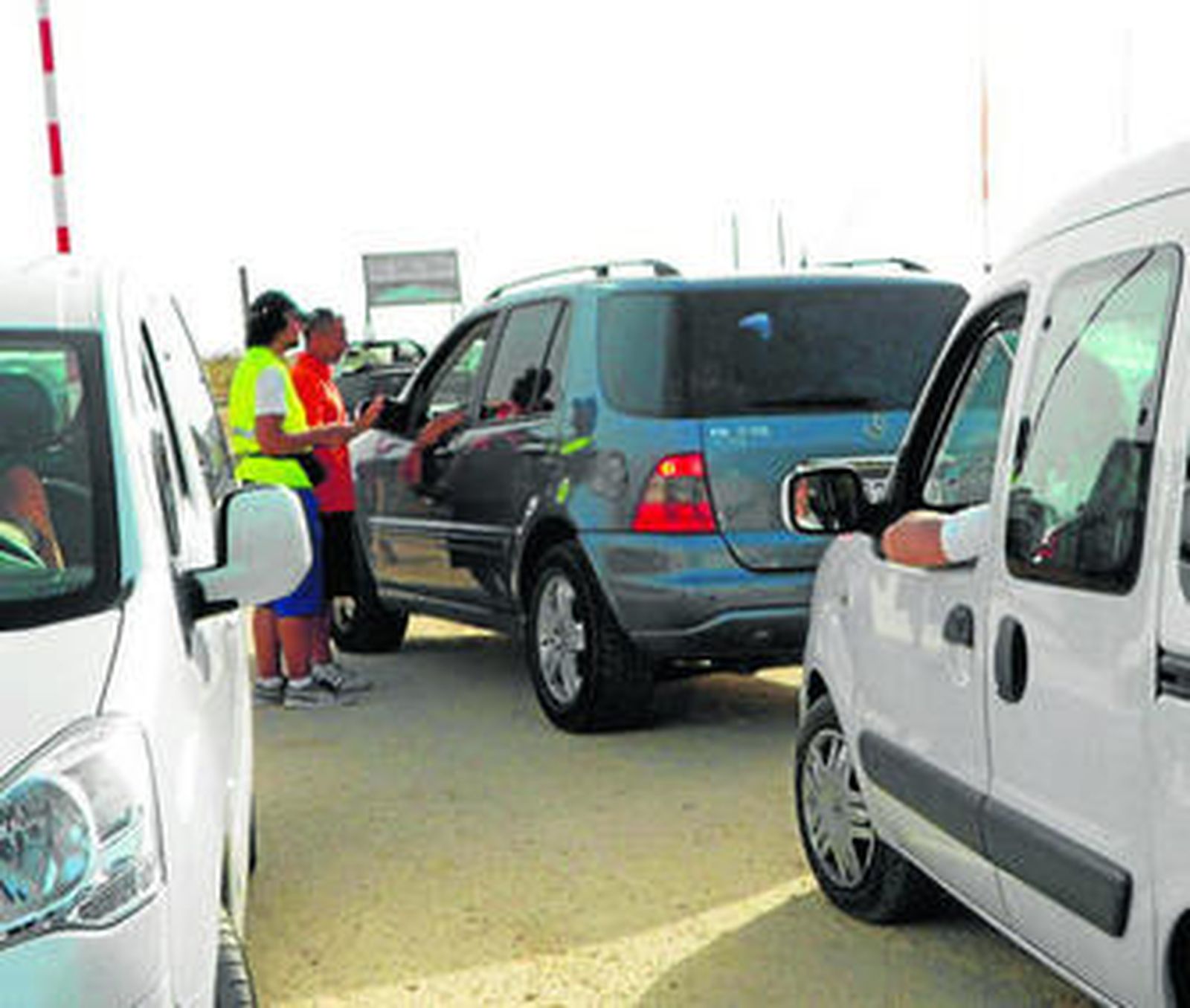 Empleados por Urtasa cobrando por acceder al carril de Los Lances el pasado fin de semana.