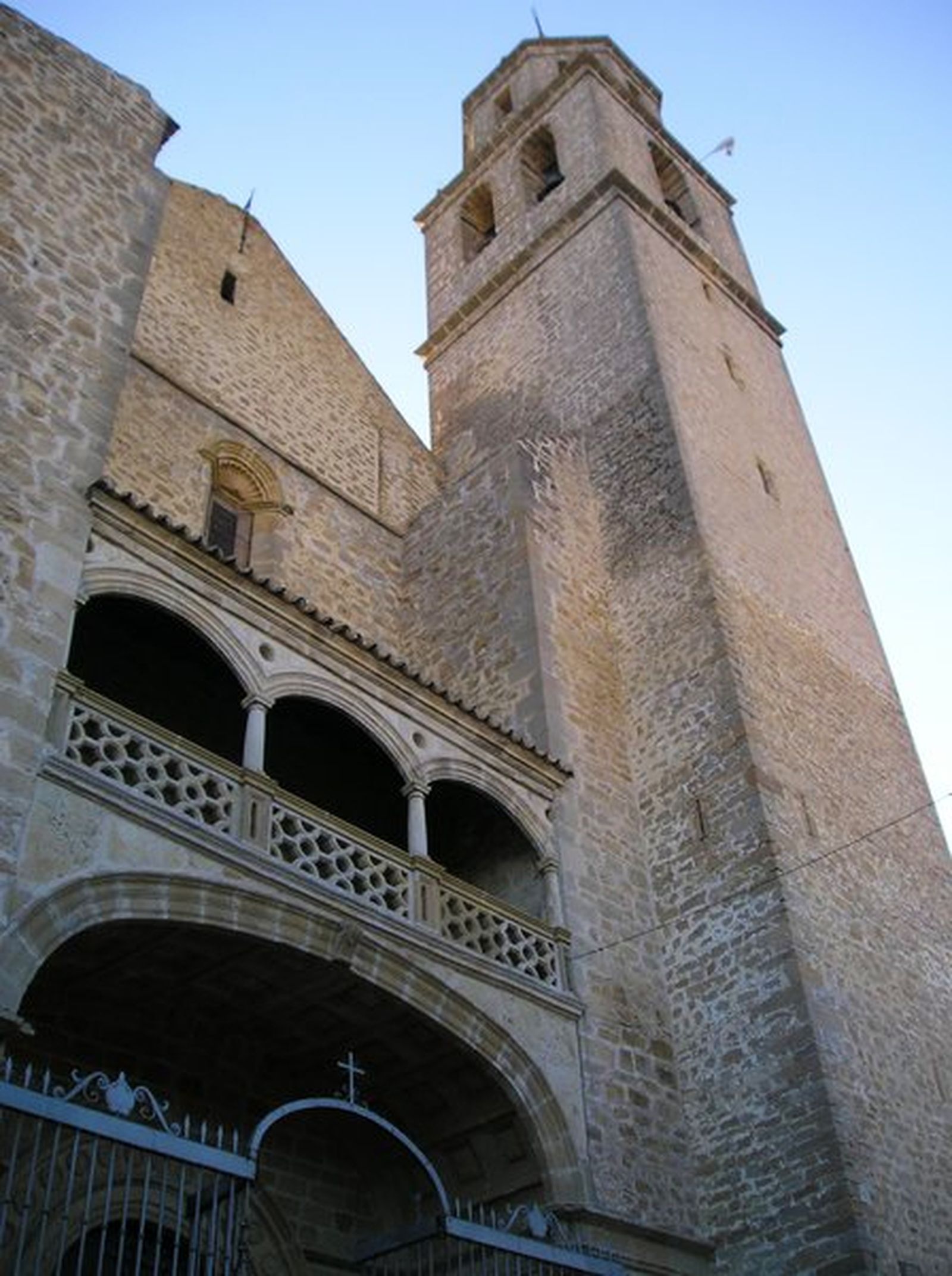 Torre y portada de la iglesia de Nuestra Señora de la Asunción de Villacarrillo, una de las grandes obras del Renacimiento andaluz vinculadas a Andrés de Vandelvira.