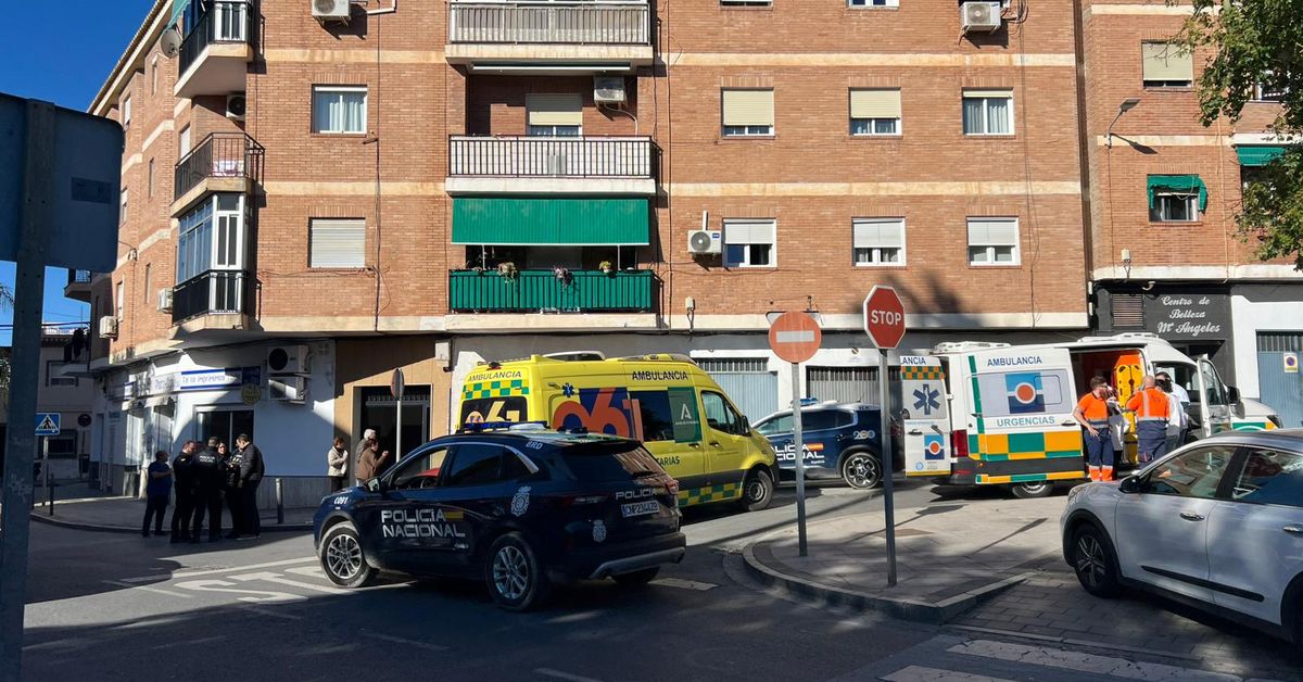 Trasladan al Hospital de Motril a un herido grave tras caer desde un ...