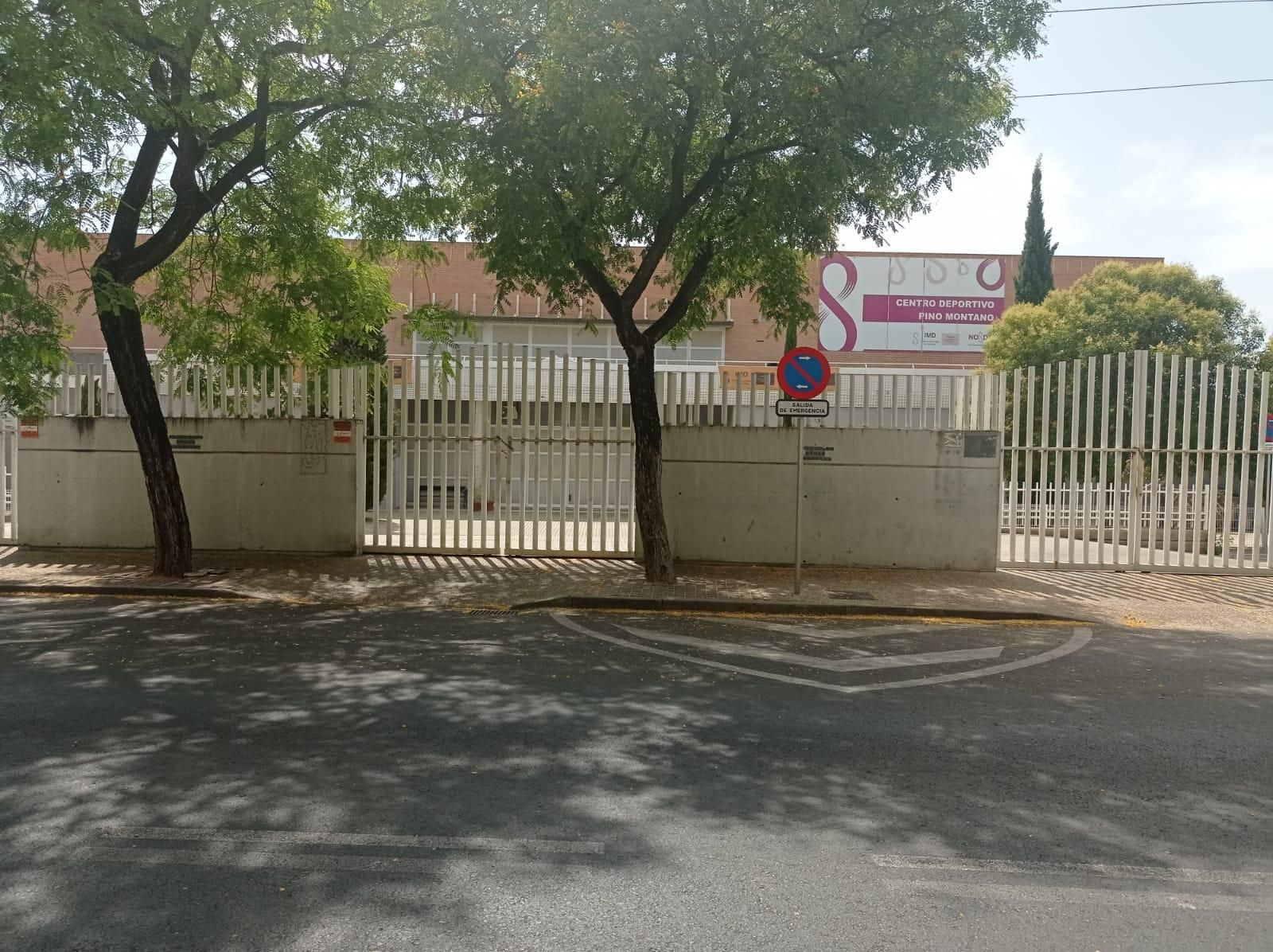 El centro deportivo de Pino Montano, cerrado.
