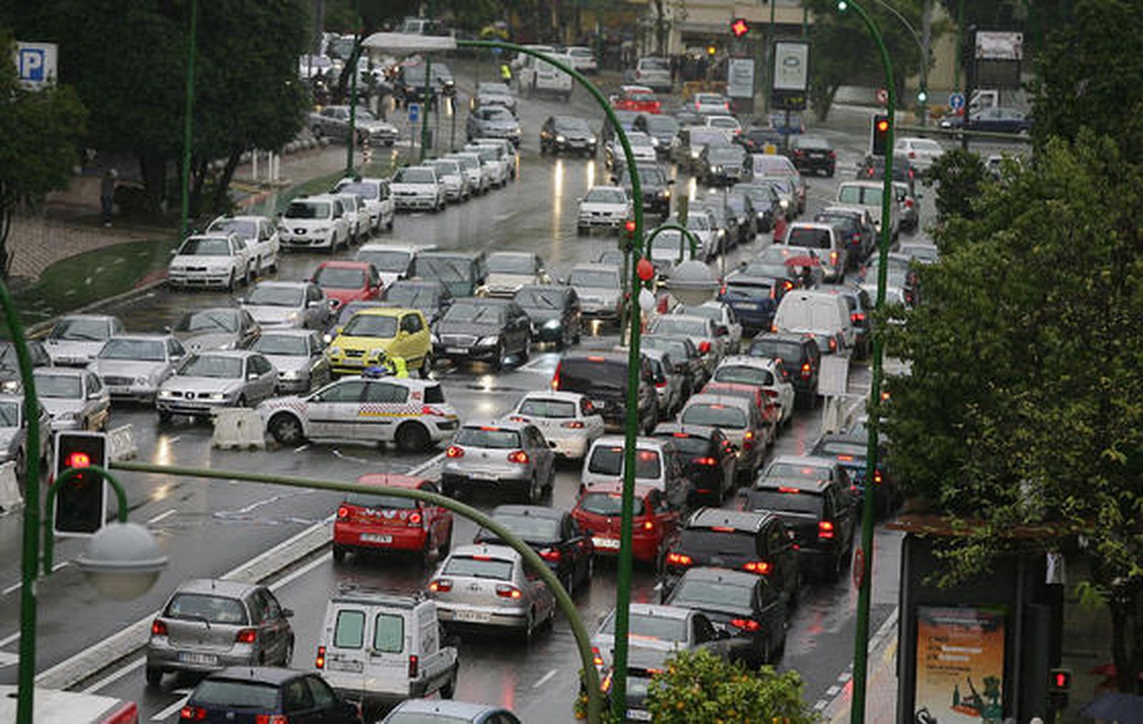 La Policía ha tenido que controlar el tráfico en algunas zonas debido a los atascos y el caos que han ocasionado las precipitaciones.

Foto: J. C. Vázquez, B. Vargas y A. Pizarro