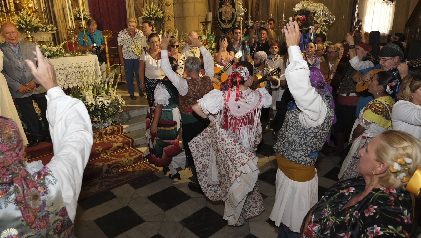 Imágenes de la ofrenda floral a la Virgen del Mar. Feria de Almería 2022