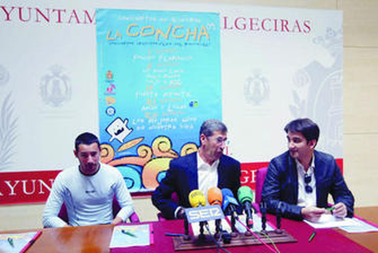 Andrés Morales 'Andy', junto al alcalde Tomás Herrera y el concejal de Juventud, Félix Duque, ayer.