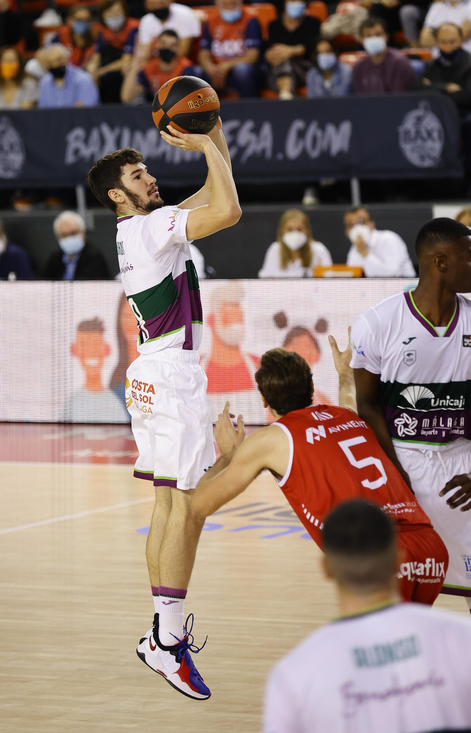 Darío Brizuela lanza a canasta.