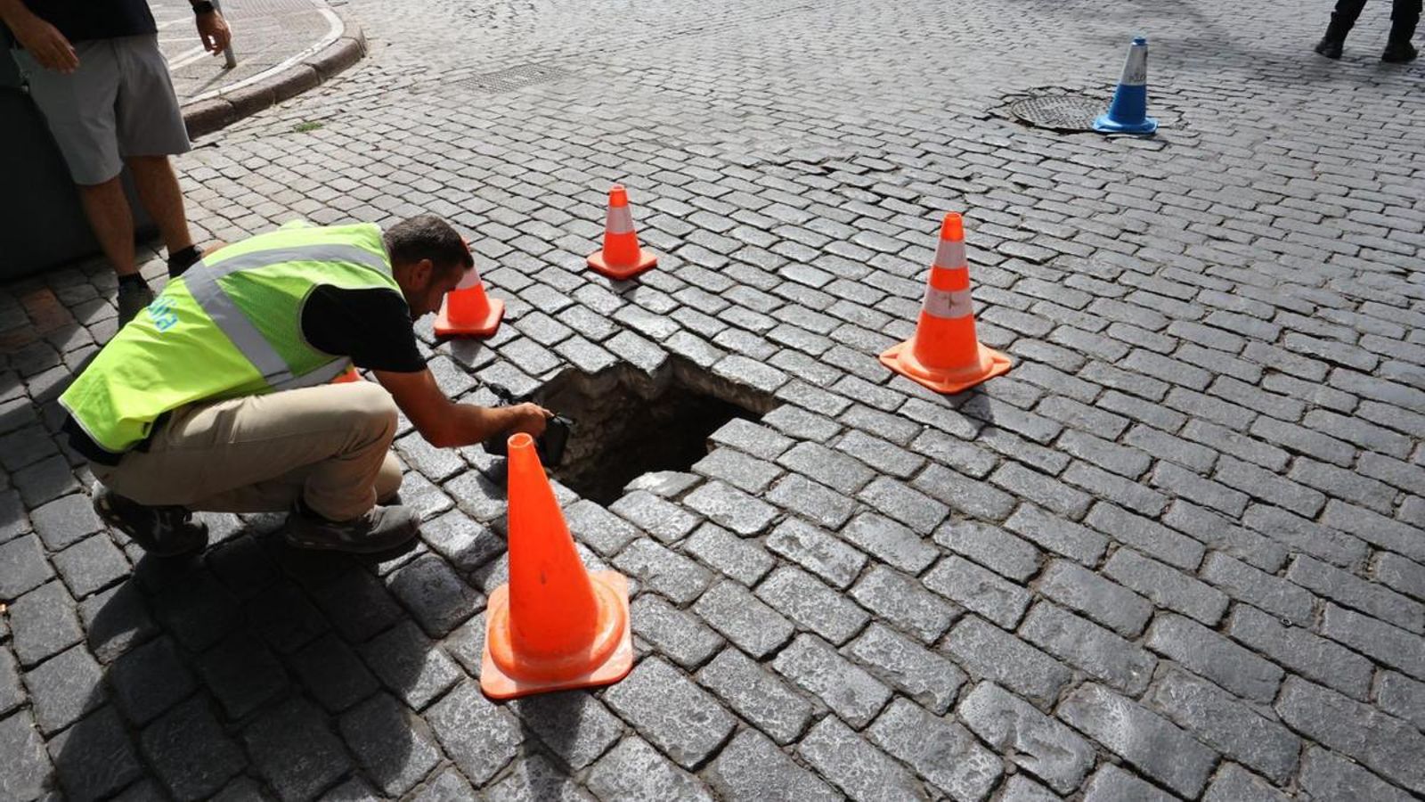 Un trabajador de Aquajerez inspecciona la zona.