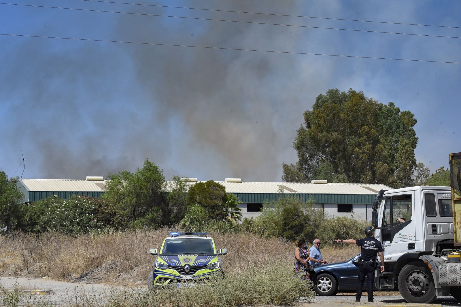 Bomberos de Sevilla extinguen un incendio en una empresa residuos vegetales
