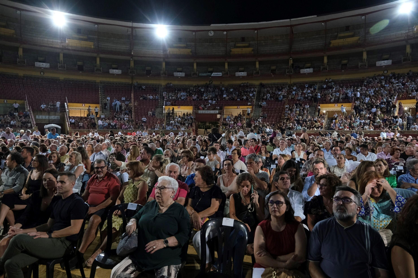 El concierto de Miguel Poveda en la plaza de toros de Córdoba, en fotografías