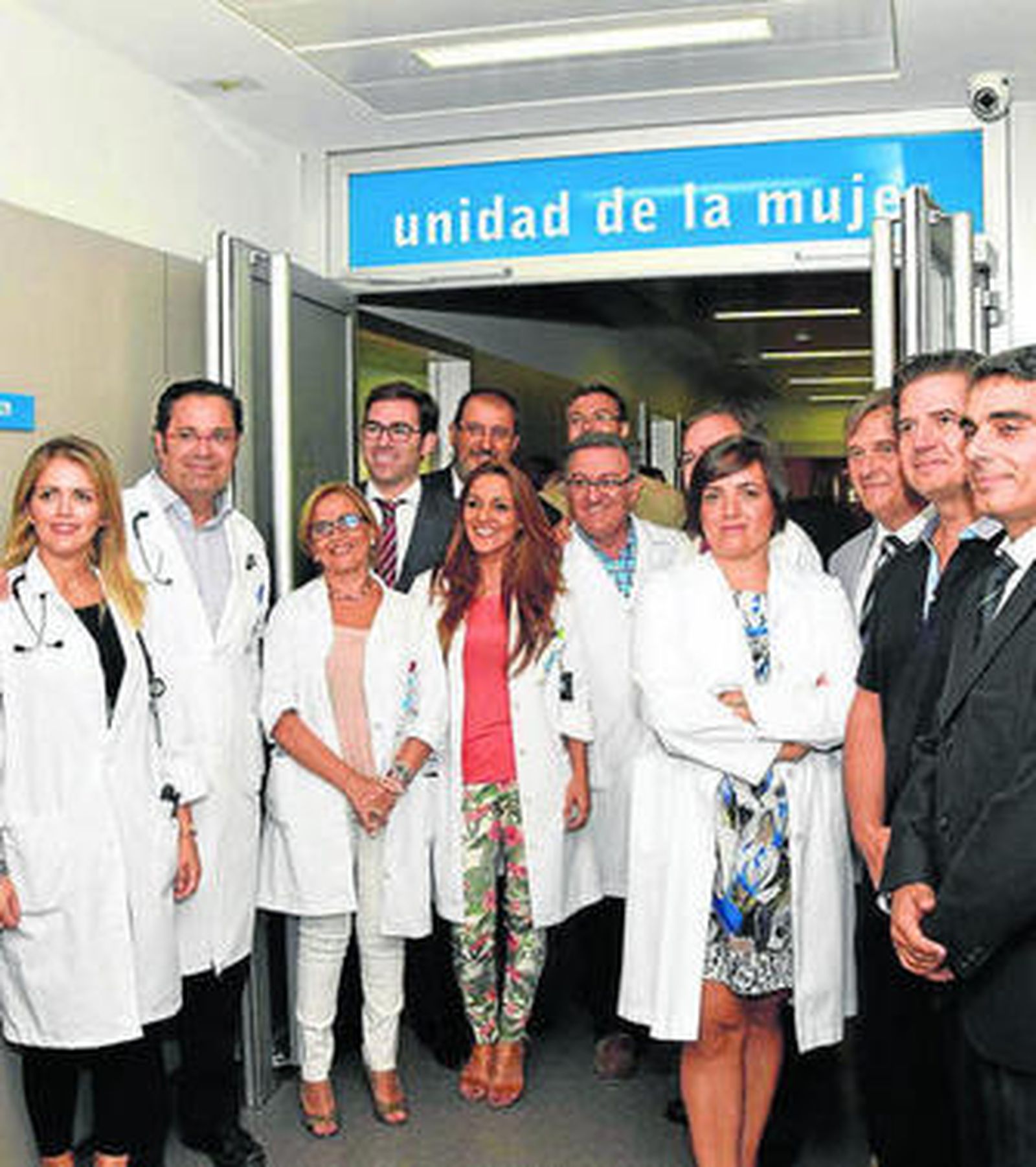 Profesionales en la presentación de la nueva unidad.