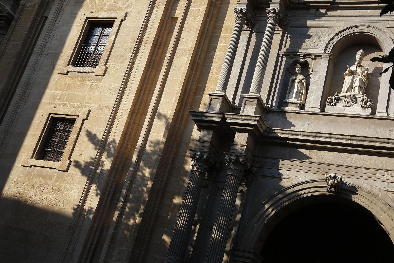 Inscripción de José Antonio Primo de Rivera en la iglesia del Sagrario, junto a la Catedral.