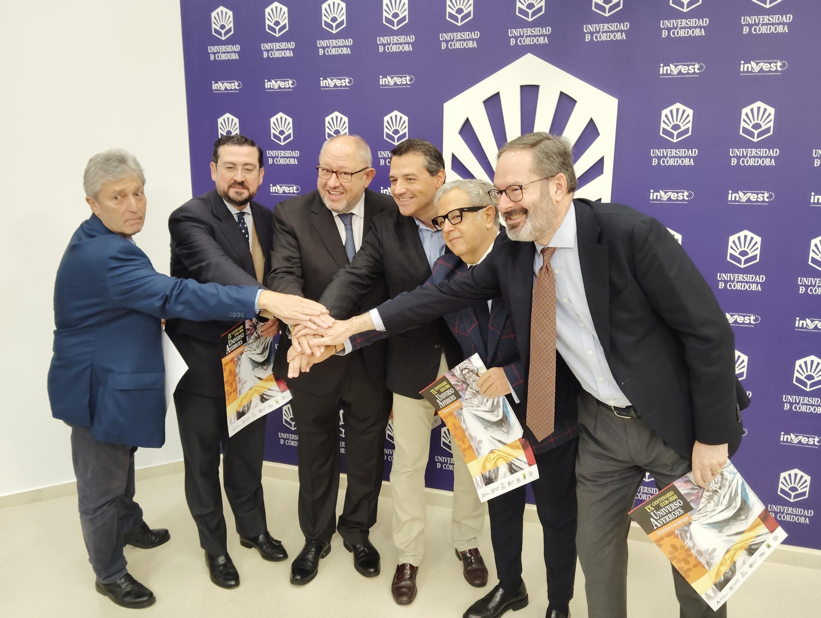 Dirigentes institucionales en la presentación de los actos.