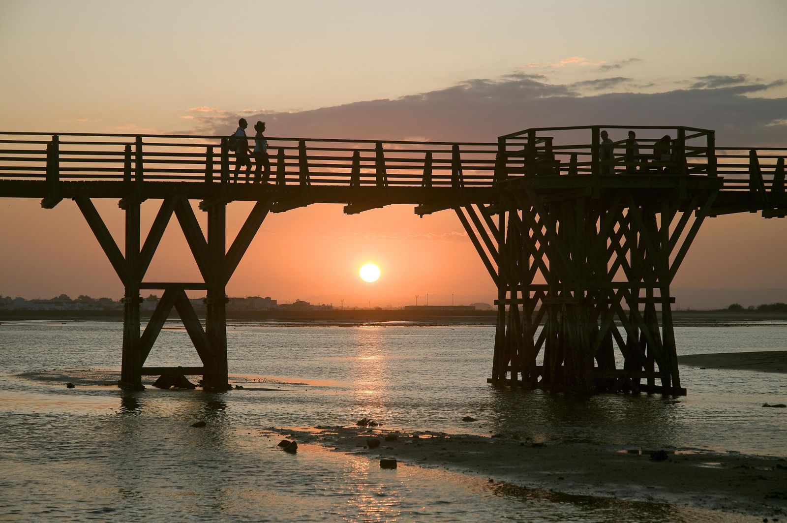 Puente de La Gola, en la playa de la Punta del Caimán de Isla Cristina, cerca de donde han aparecido los huesos.
