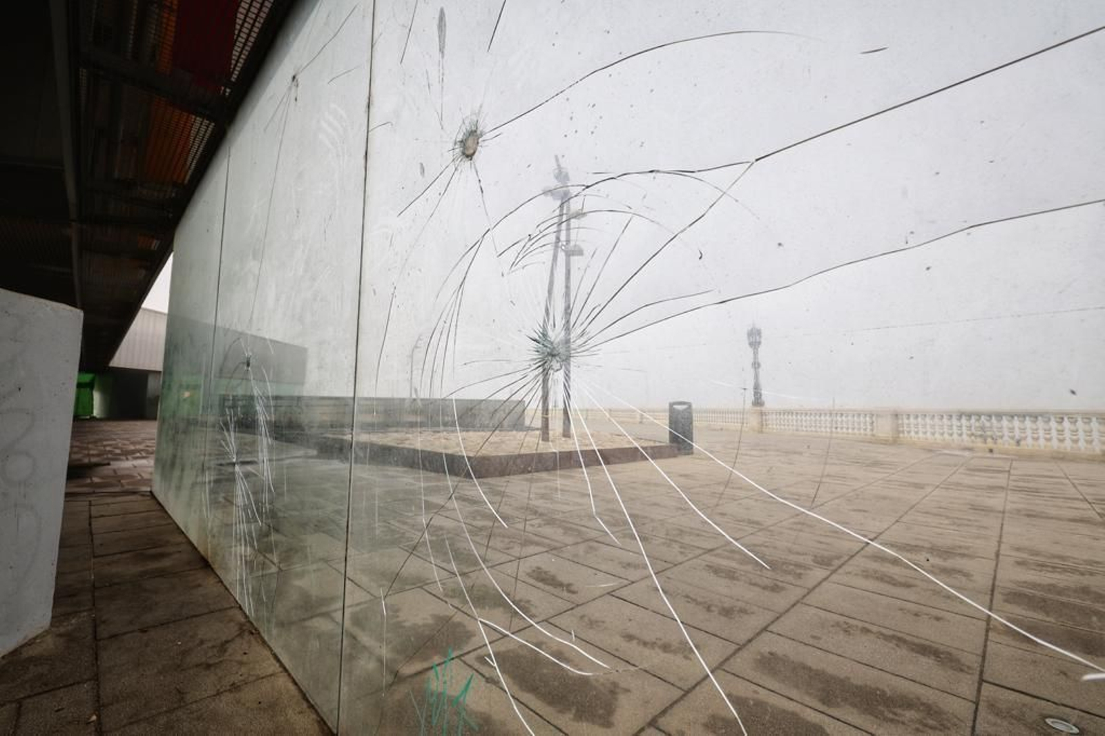 Imágenes del abandono de la pérgola del parque Genovés de Cádiz