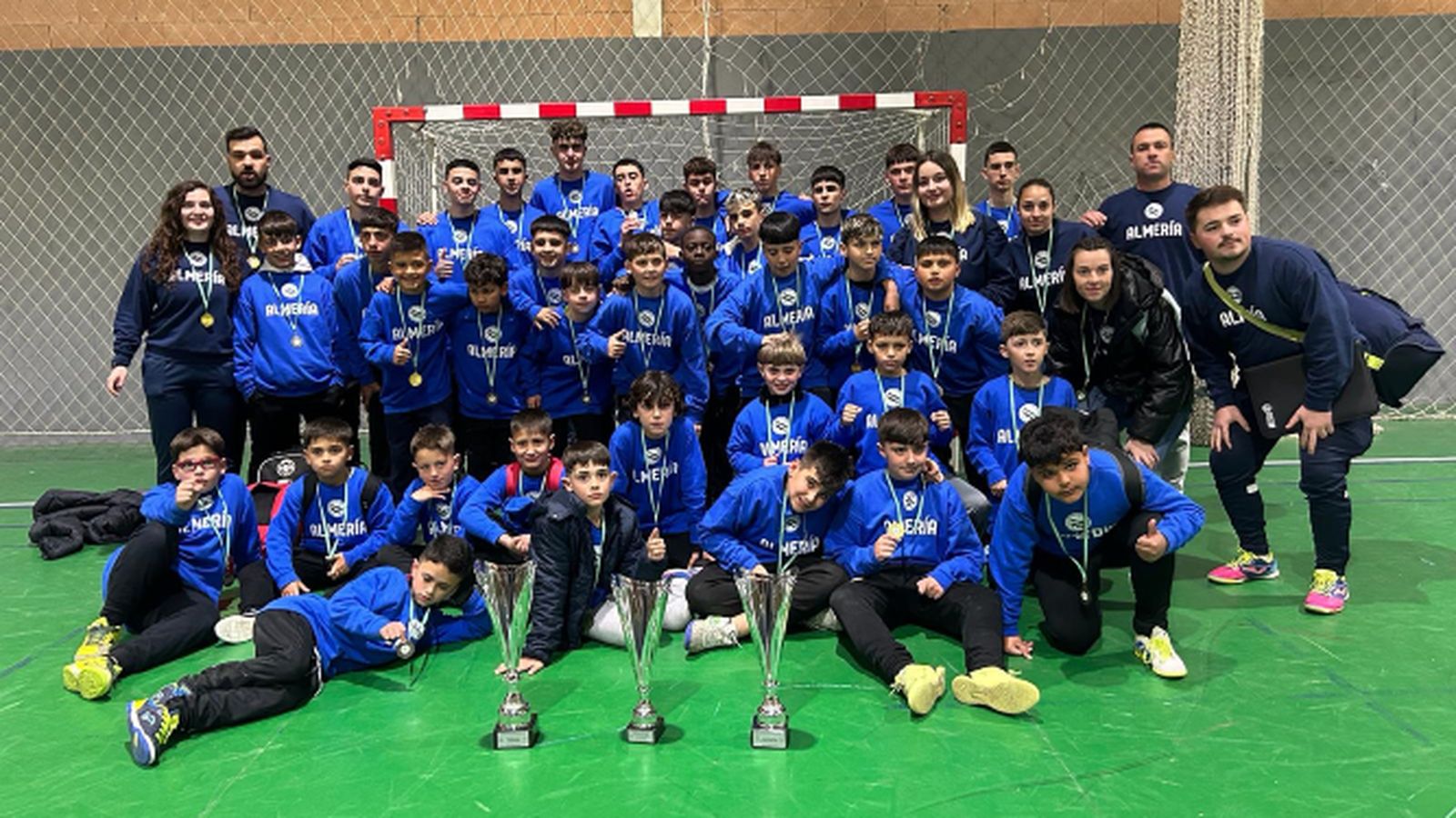 Foto de familia de todos los integrantes de la delegación almeriense.