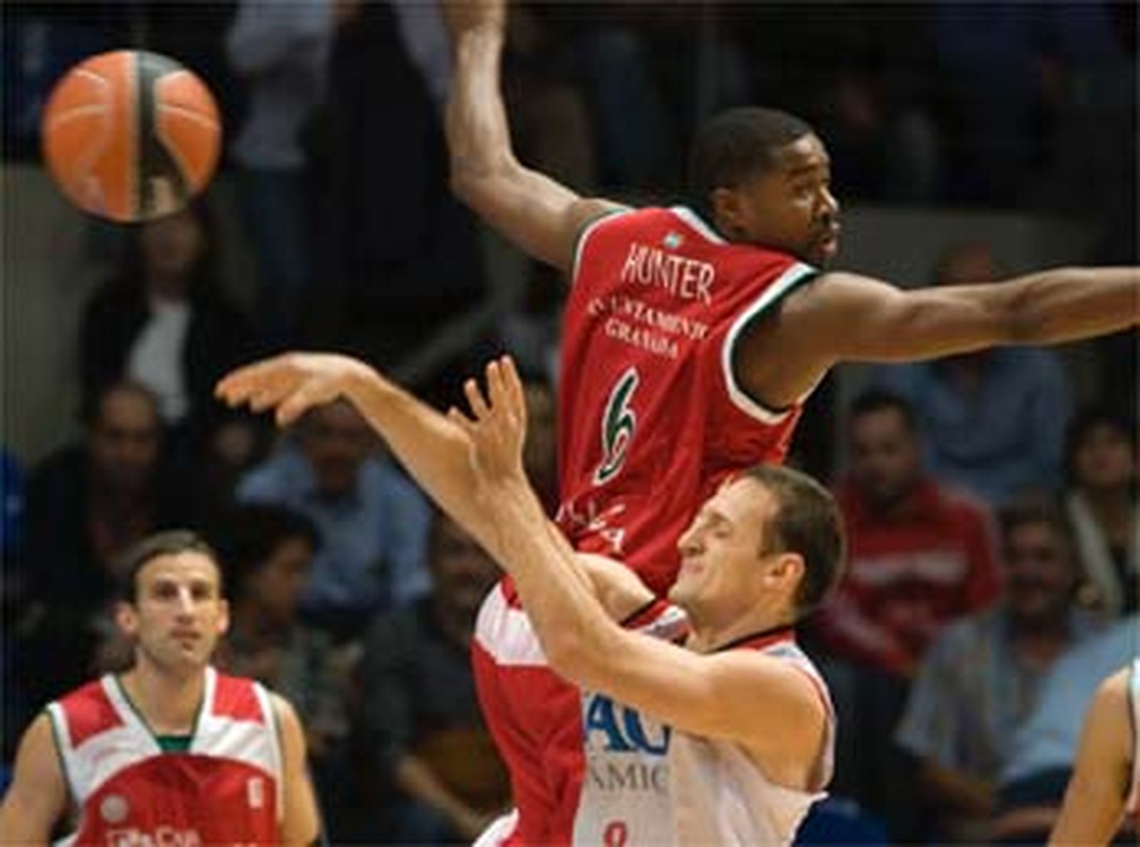 El CB Granada cae ante el TAU, que se coloca líder en solitario