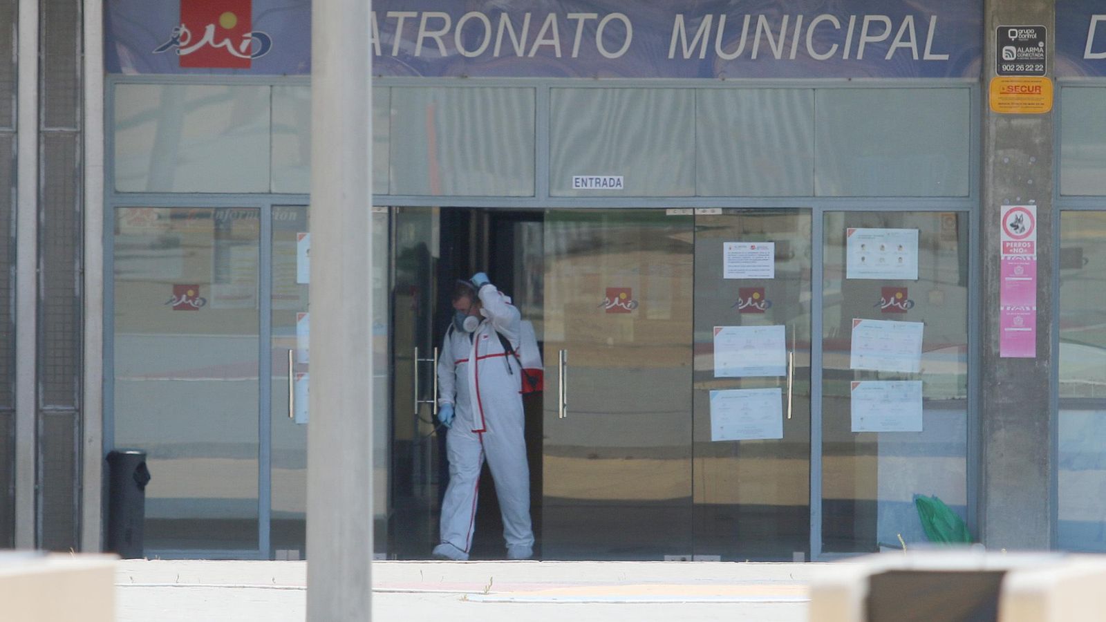 Un operario, desinfectando el PMD.