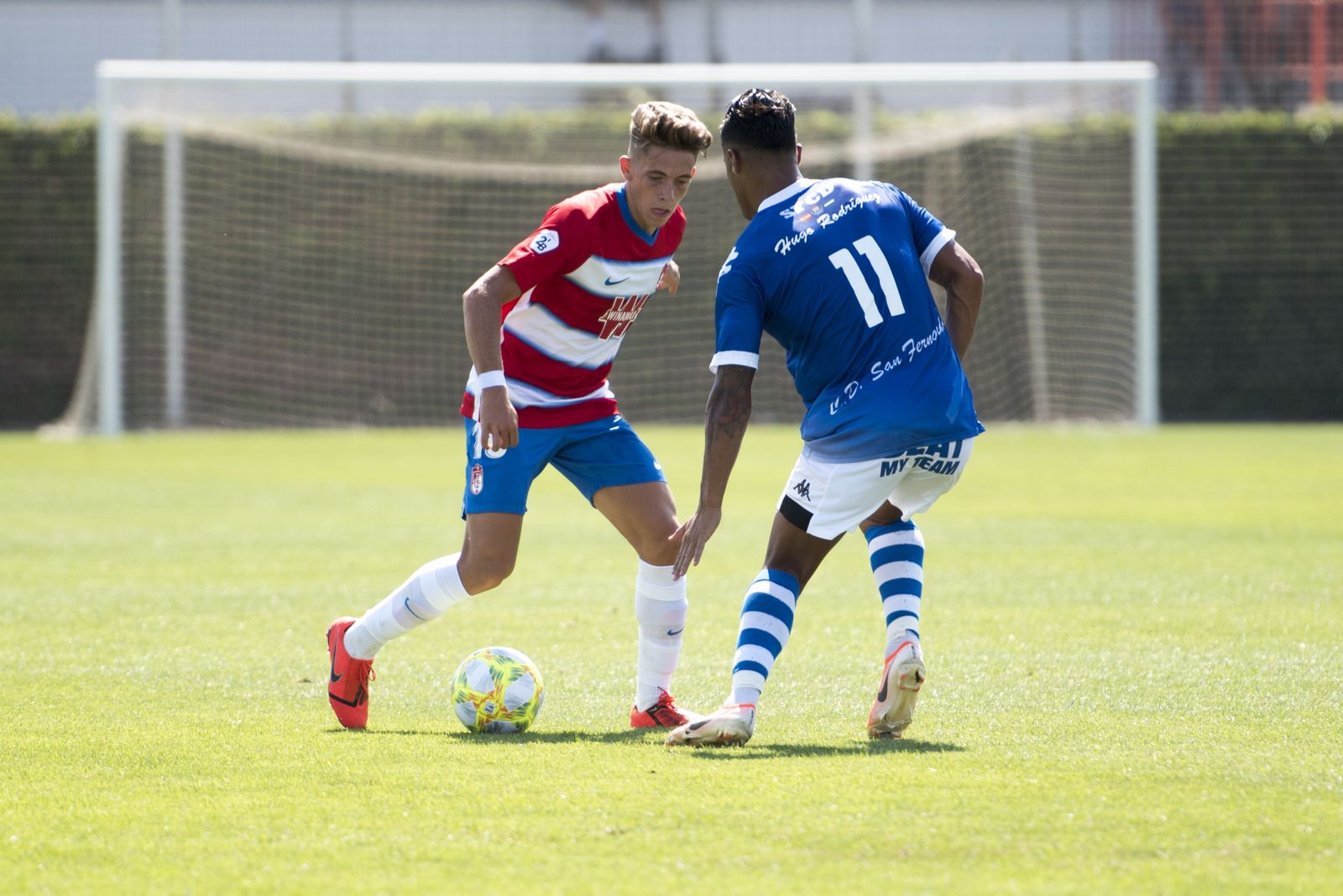 Isma Ruiz encara al jugador del San Fernando Hugo Rodríguez.