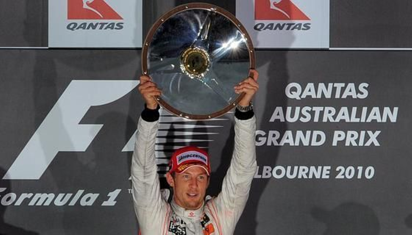 El británico alza el trofeo que lo acredita como triunfador en Australia. (FOTOS: AFP/Reuters/EFE)