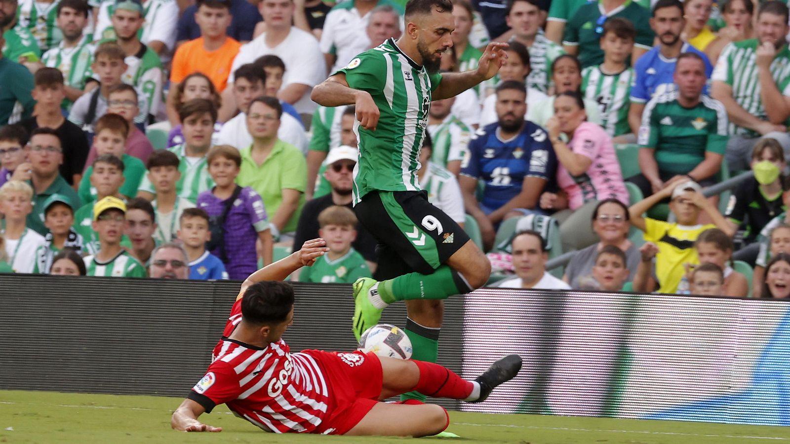 Borja Iglesias trata de superar a un defensa del Girona.