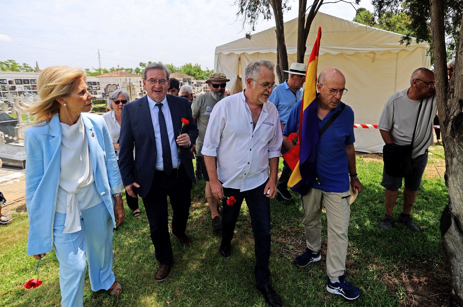 Imágenes de la visita a los trabajos de exhumación en las fosas comunes del Cementerio de La Soledad