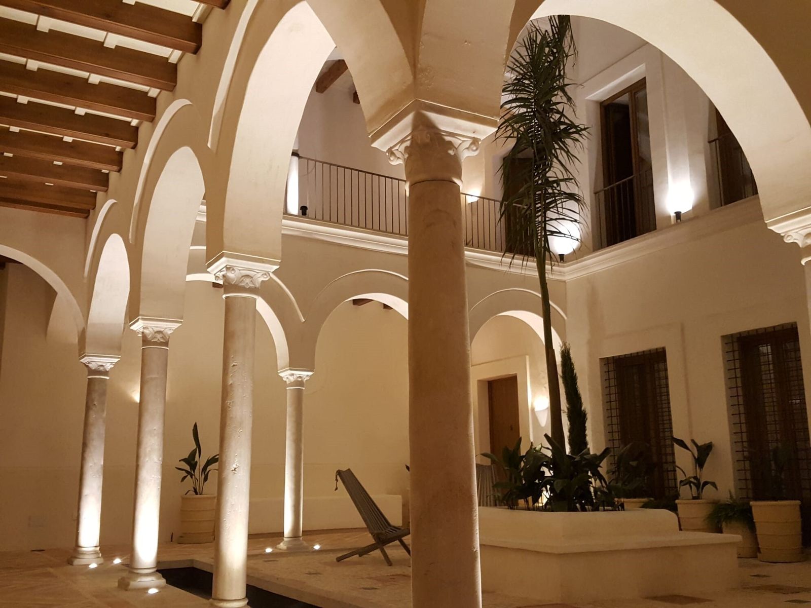 El patio de los nuevos apartamentos turísticos que abren sus puertas en Sevilla.