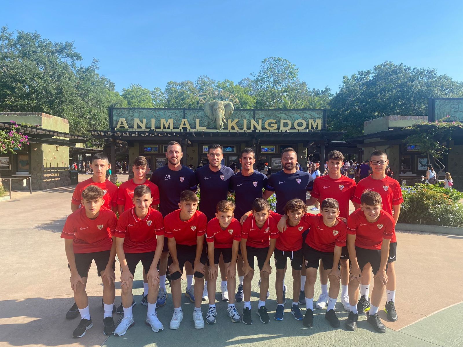 El combinado del Sevilla entre el Infantil B y el Alevín A posa en Orlando.