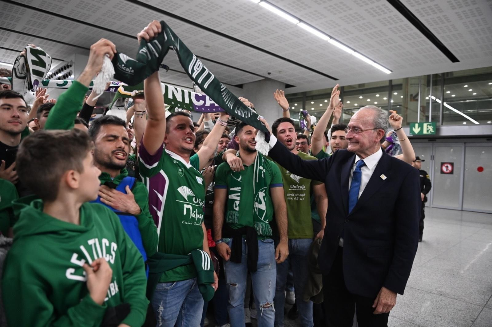 Júbilo en la llegada del Unicaja al aeropuerto