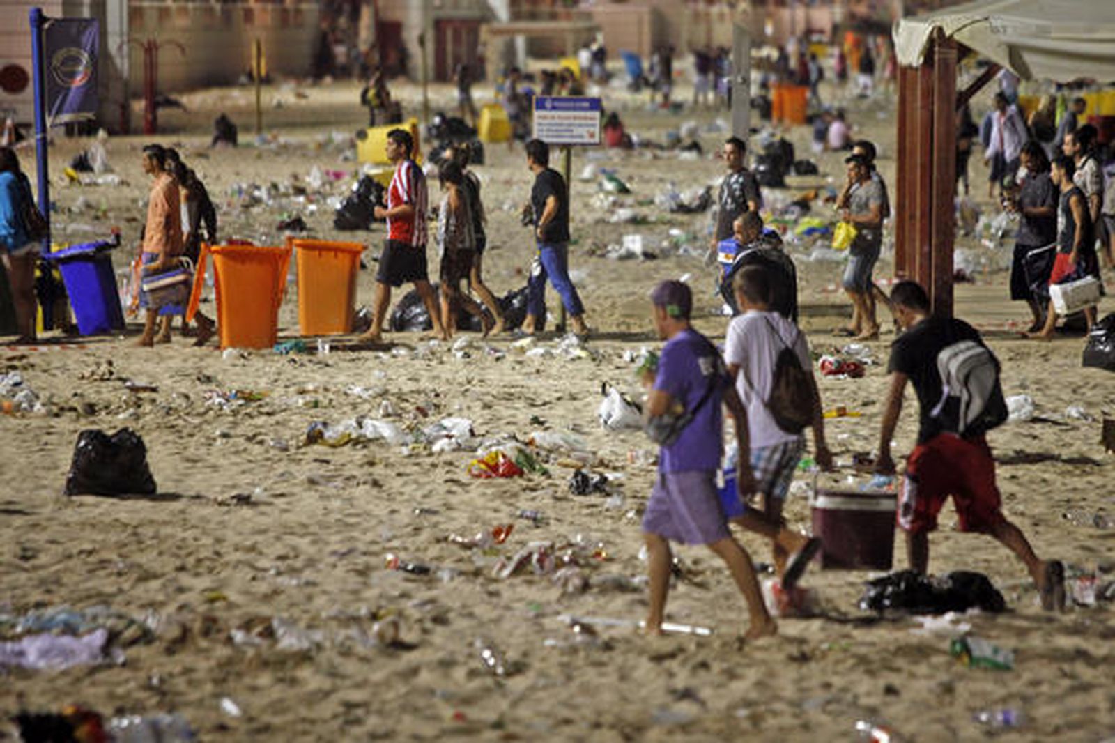 Los servicios de limpieza recogen 42 toneladas de residuos de la arena tras la noche de las barbacoas del Trofeo Carranza.

Foto: Jesus Marin