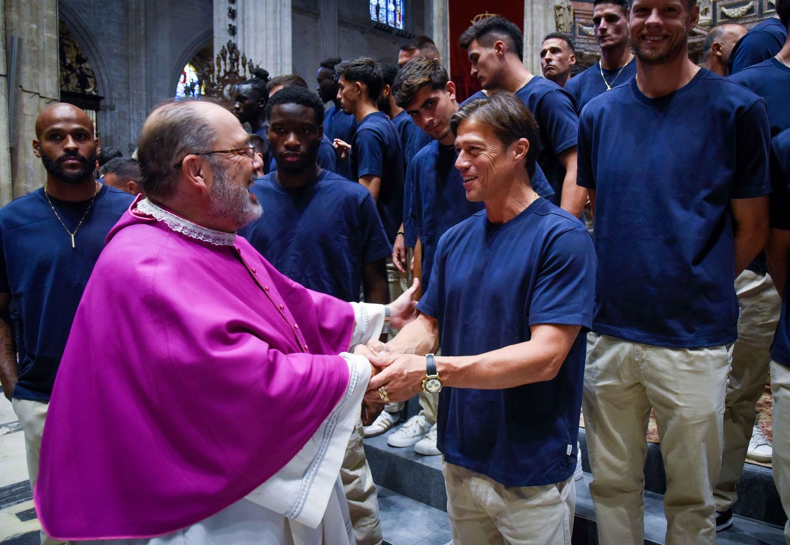 Ofrenda floral del Sevilla a la Virgen de los Reyes