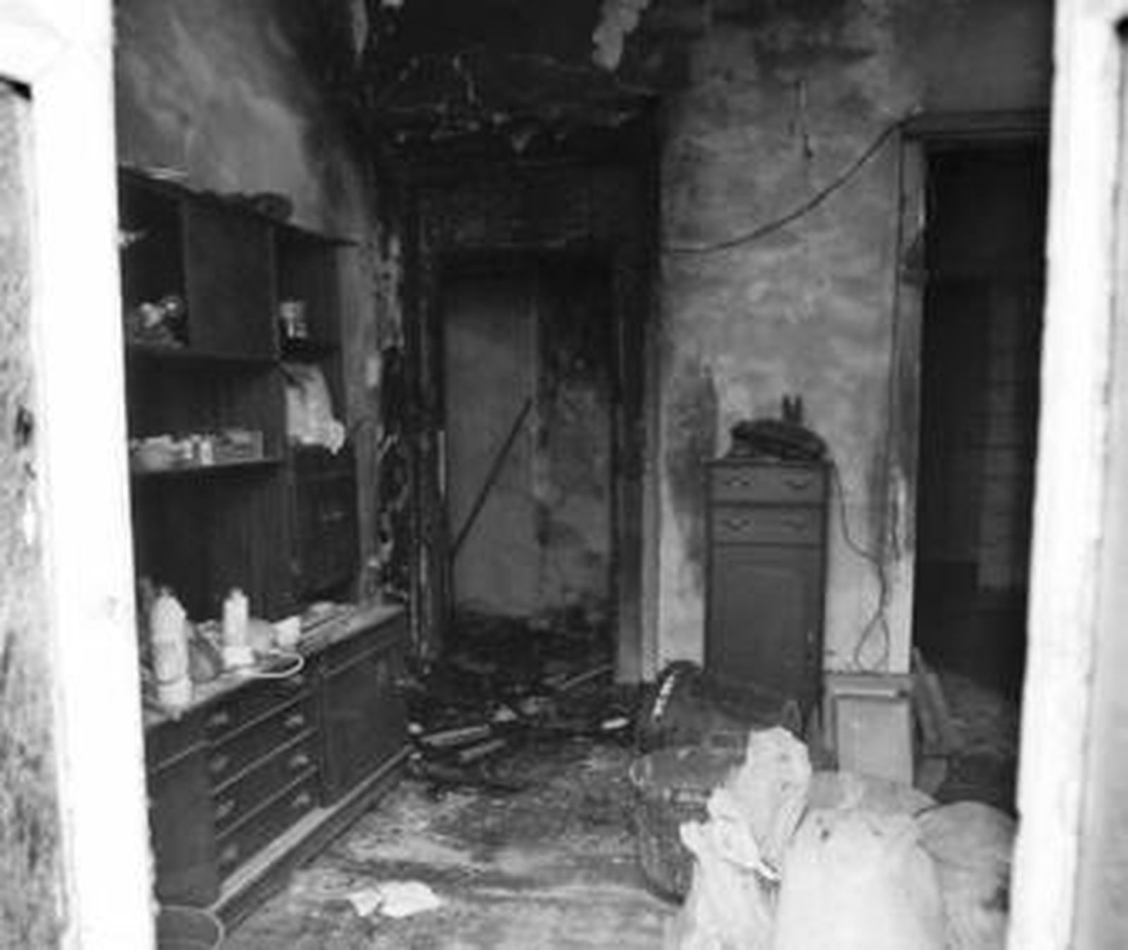 Así quedó una de las viviendas del bajo de Torre, 49 tras el incendio que afectó a la finca.