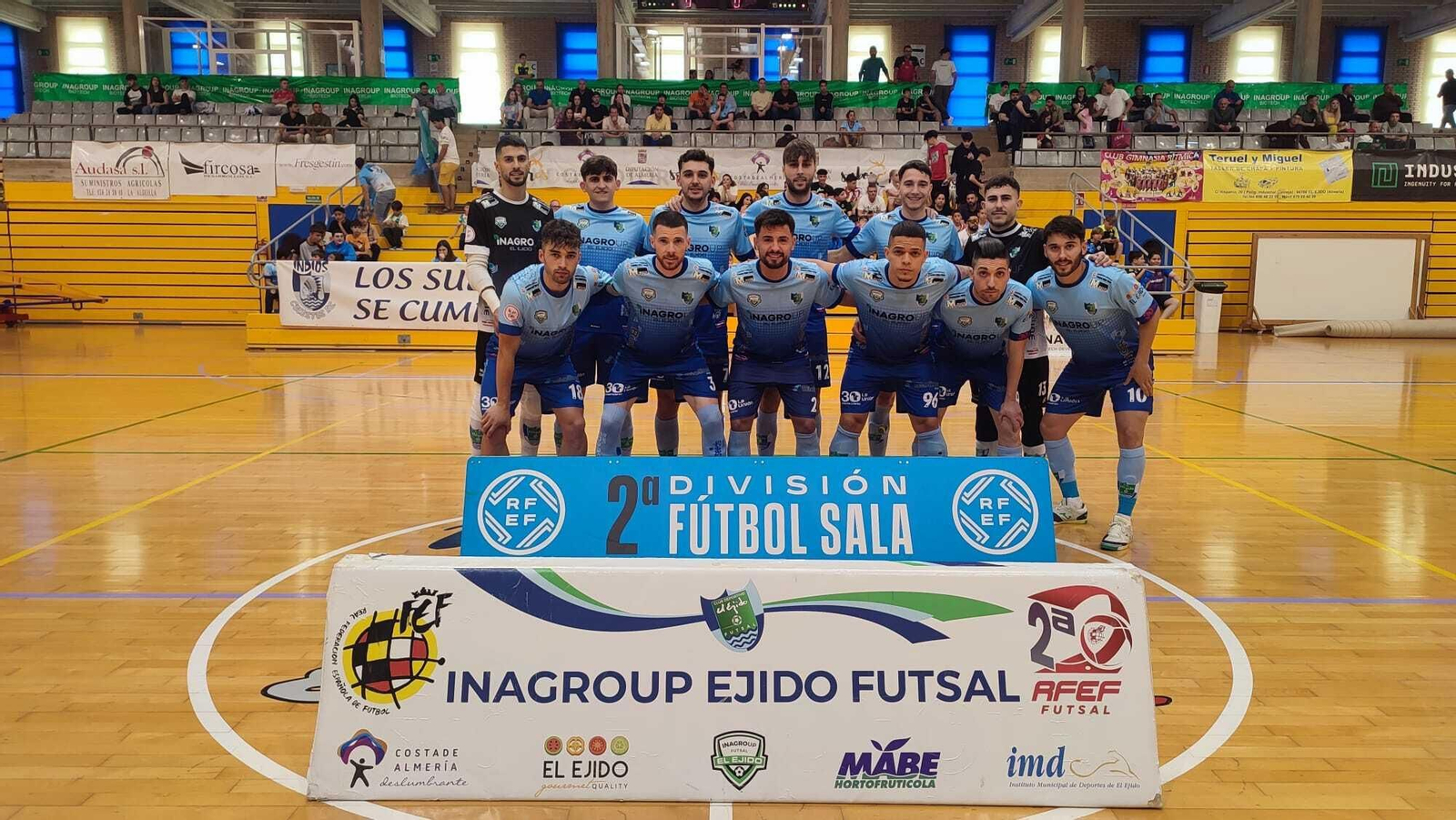 Los celestes posan en grupo antes del comienzo del encuentro frente al Levante.