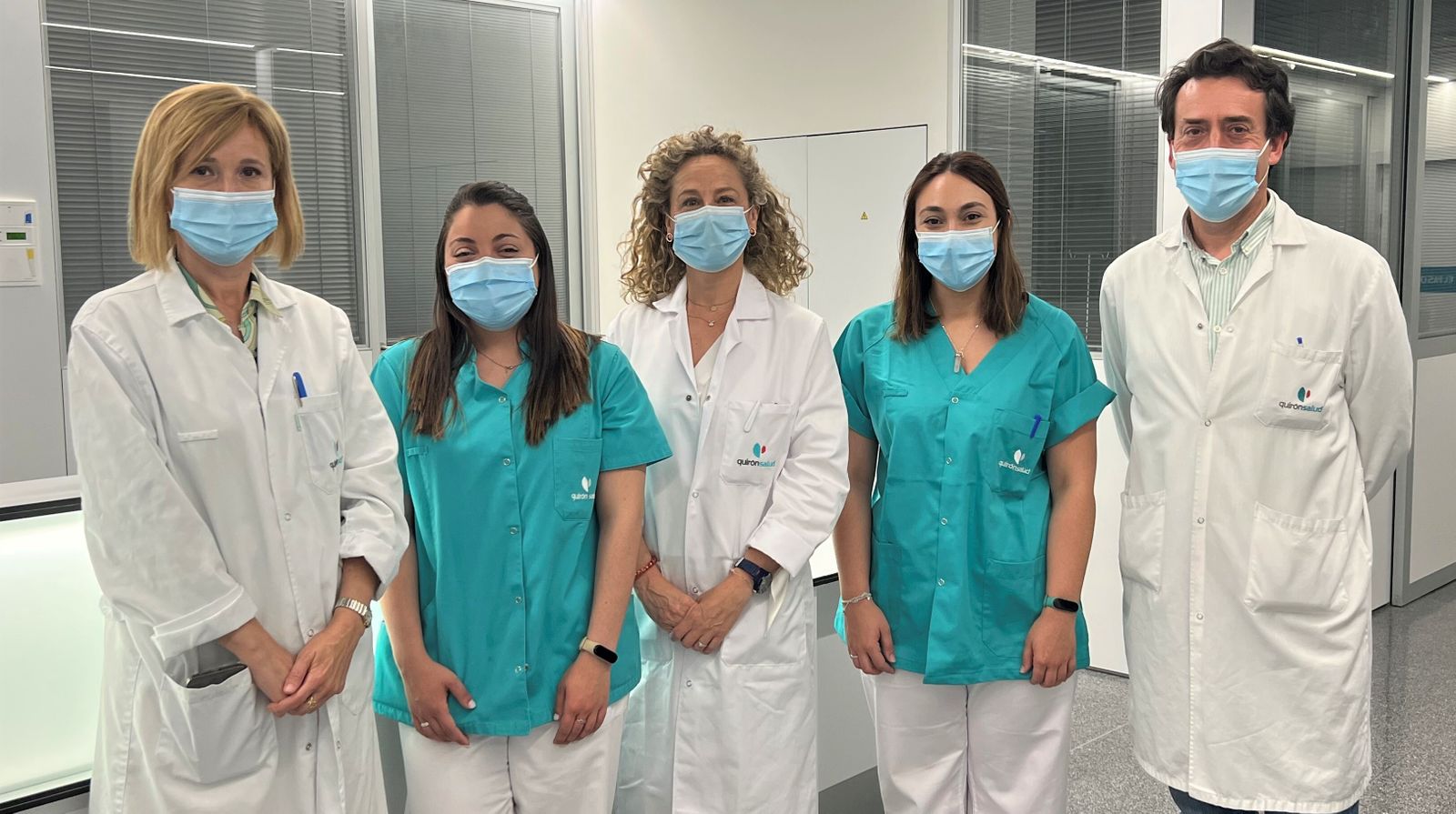 La doctora Serrano (en el centro) con el resto de profesionales del servicio de Hematología y Hemoterapia.