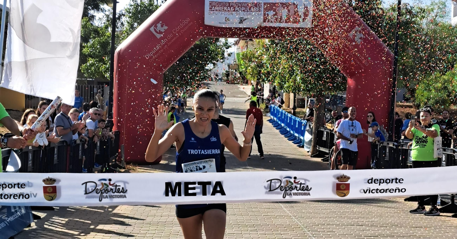 Lisa Esquivel cruza la línea de meta como ganadora de la XIX Ruta del Aceite de La Victoria.