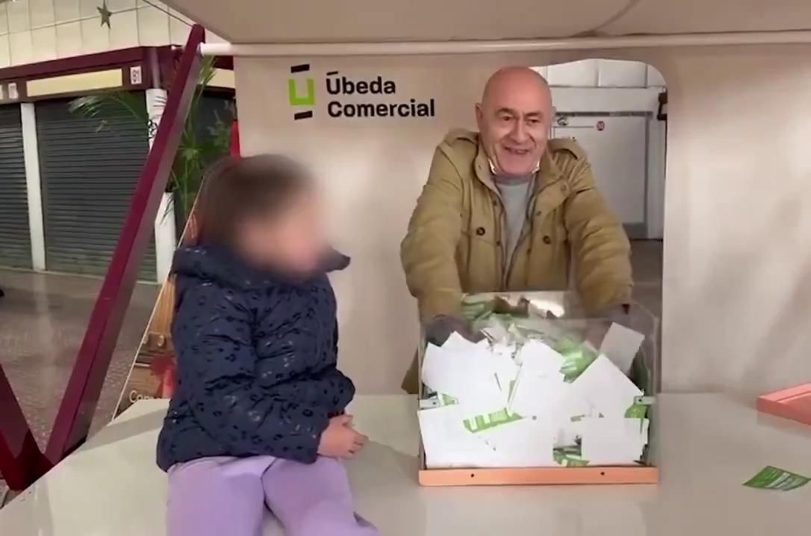 ¿Hubo amaño en el sorteo de Úbeda? La mano del concejal y la papeleta doblada distinta a las demás
