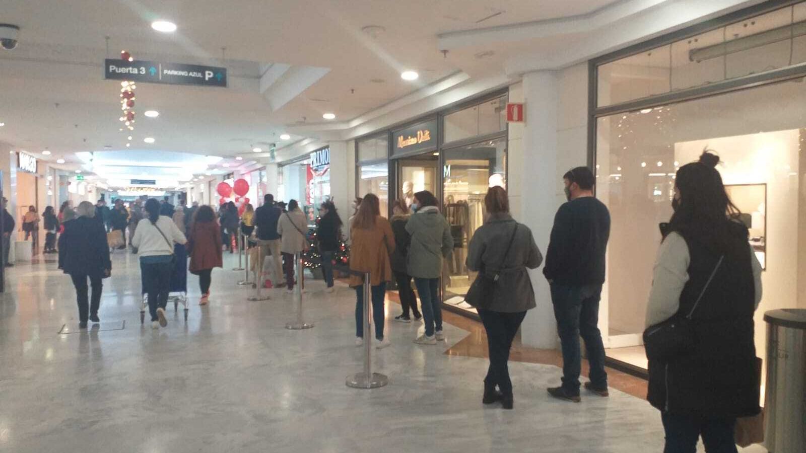 Cola para entrar a la tienda tras su apertura.