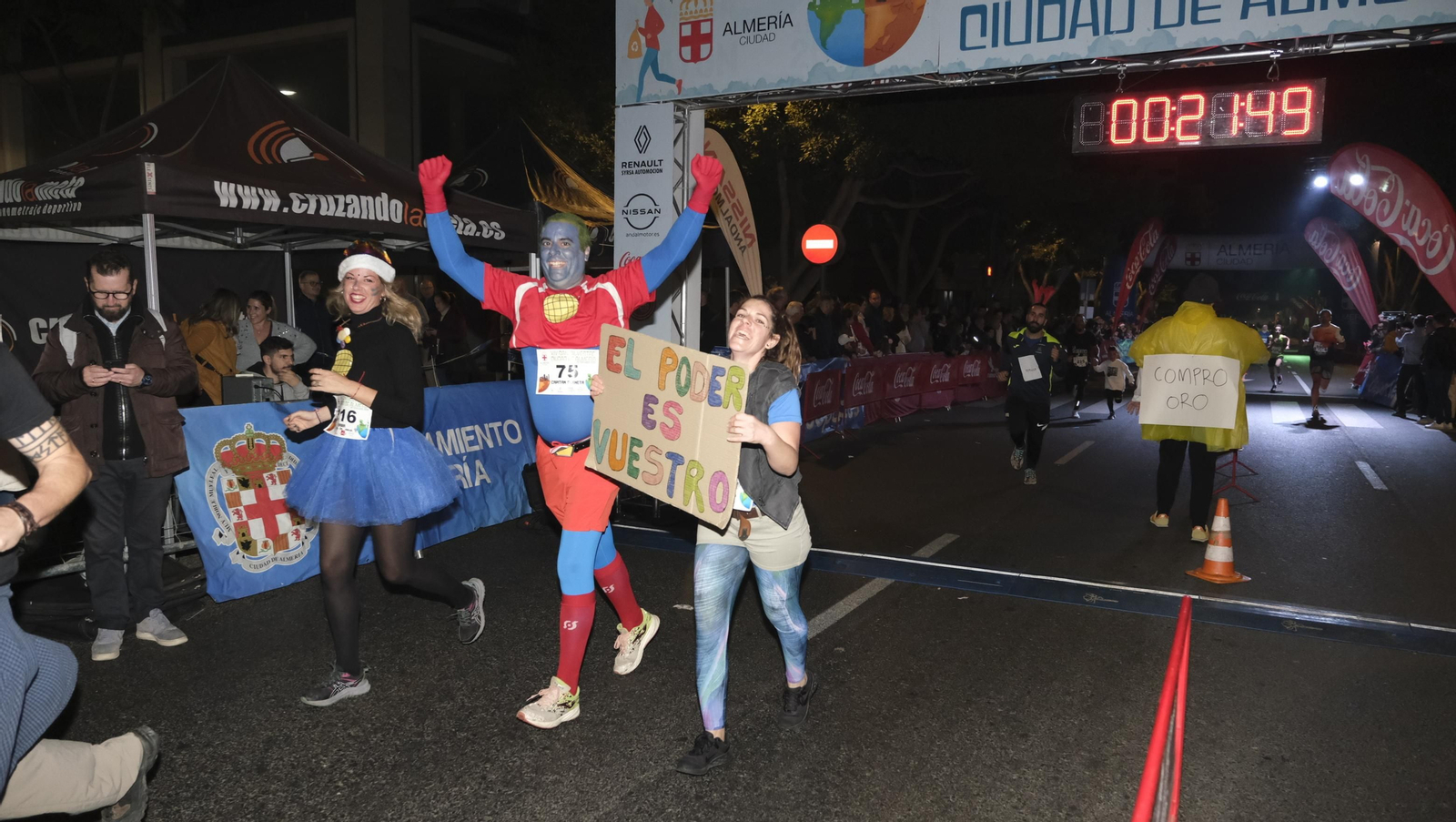 Imágenes de la XIV edición de la San Silvestre de Almería