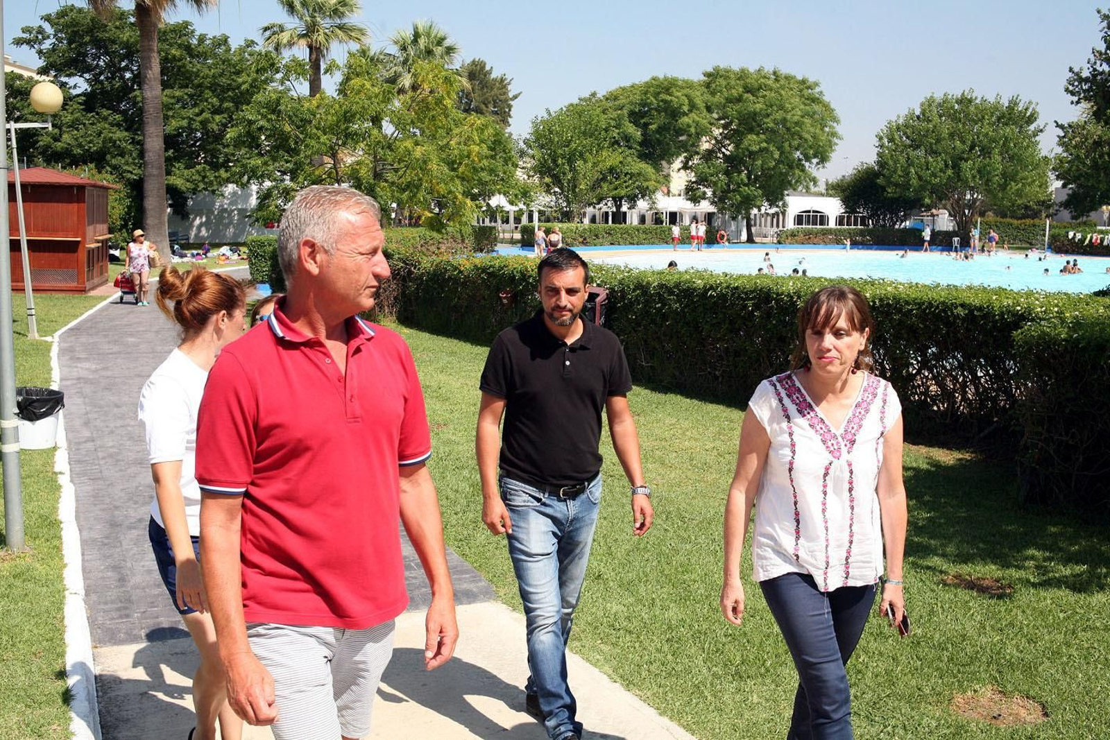 Un instante de la visita días atrás de Laura Álvarez y José Antonio Díaz a Piscinas Jerez.