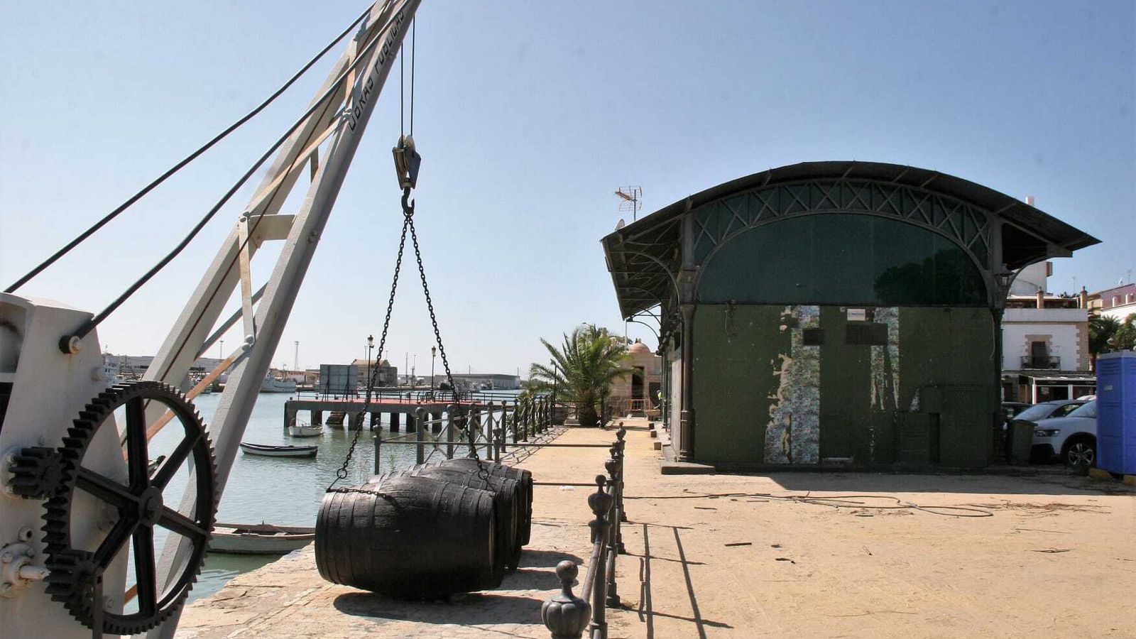 La grúa de carga, los toneles y la barandilla fueron algunos de los elementos instalados en 2012.