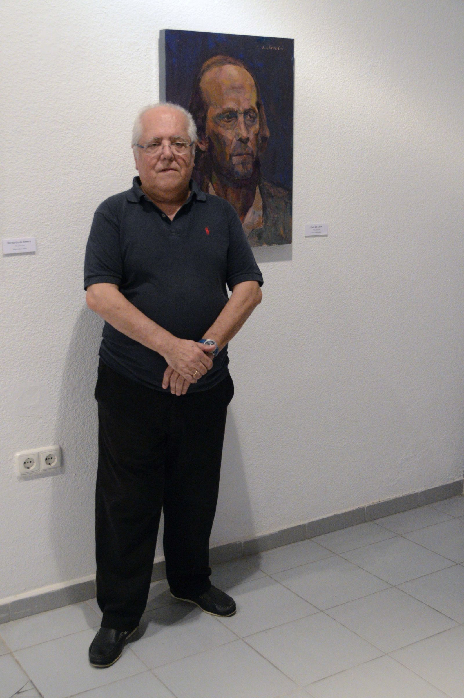 Juan Torres, ayer, ante su cuadro de Paco de Lucía en la sala Cajasur.