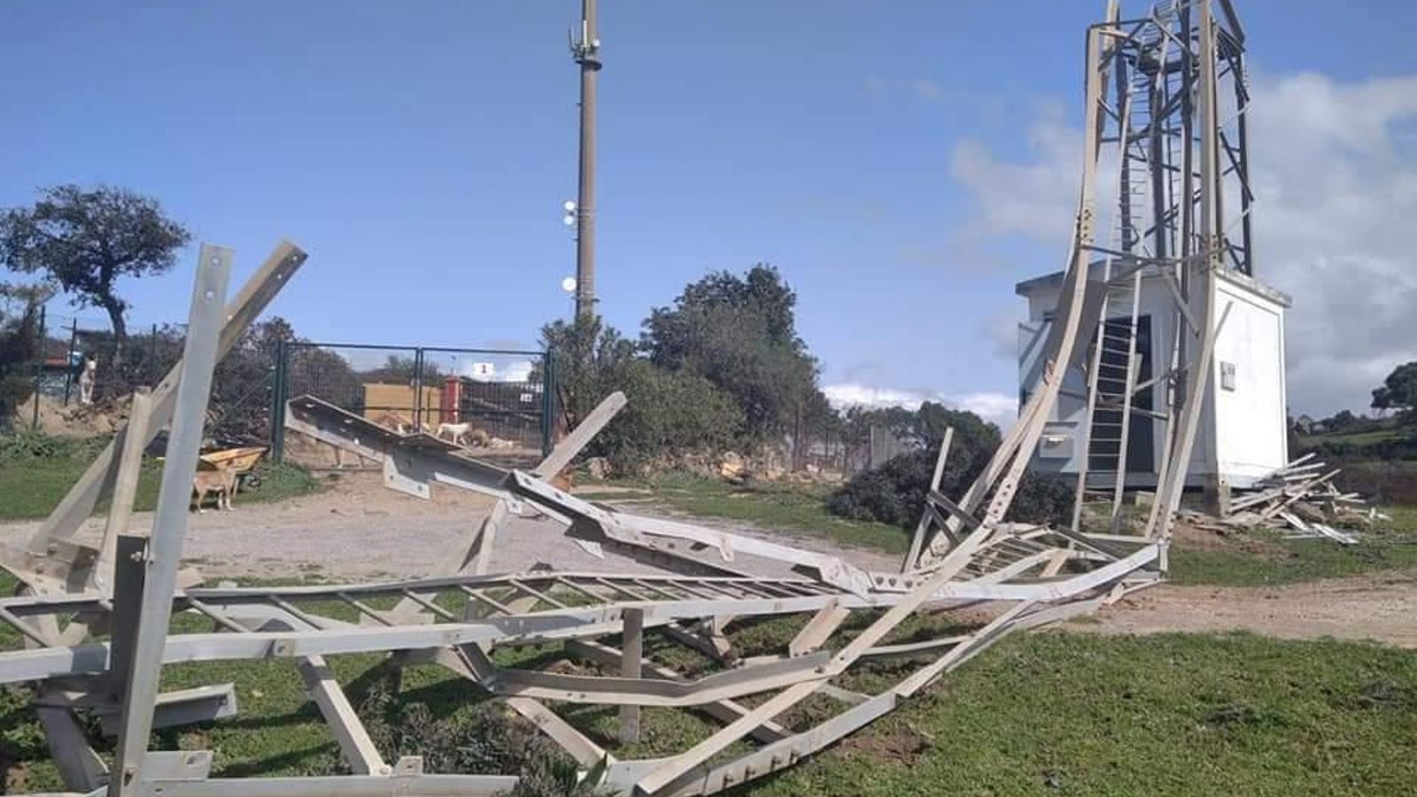 La torre totalmente derrumbada por el viento en Alcalá de los Gazules.