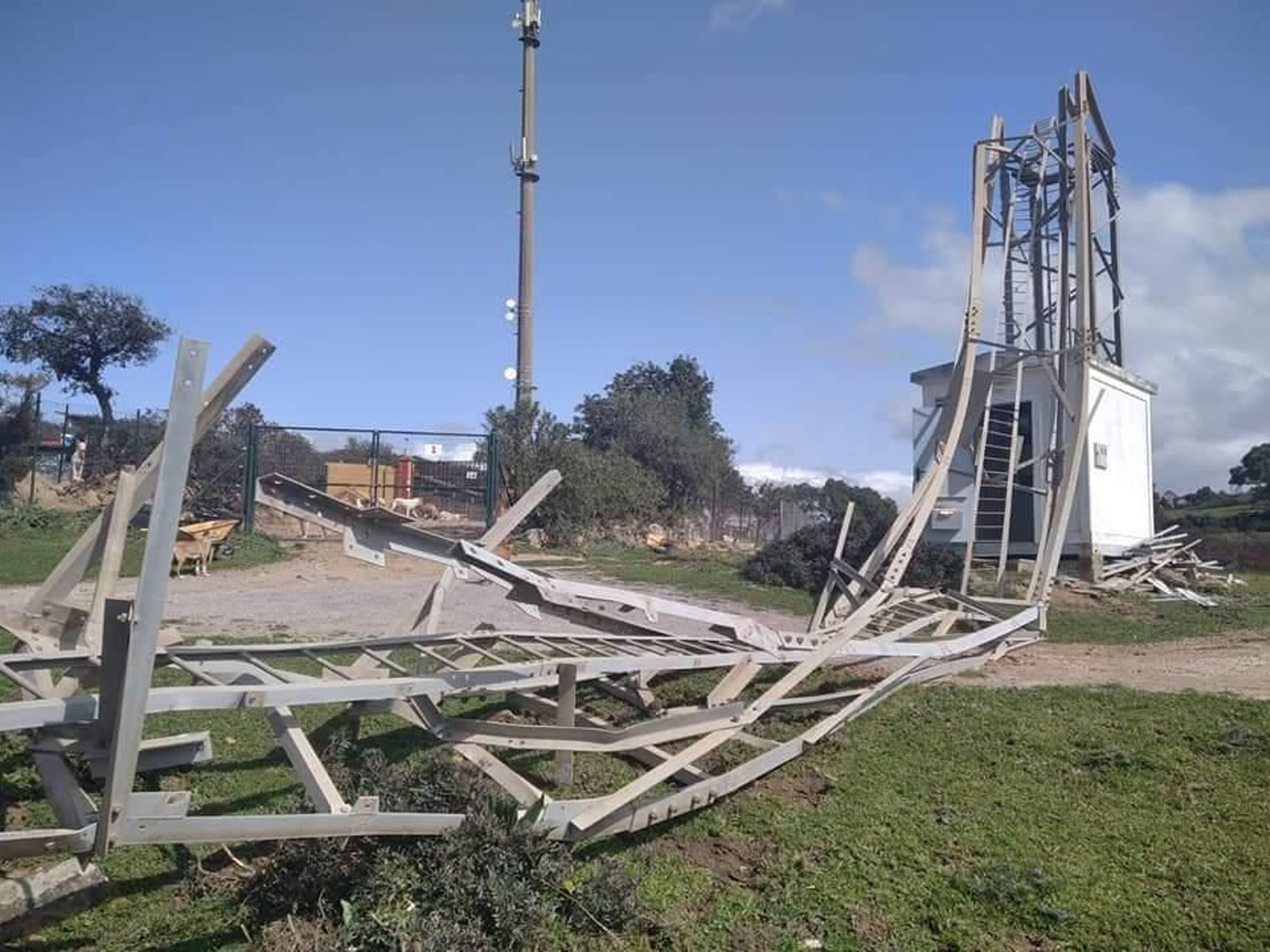 La torre totalmente derrumbada por el viento en Alcalá de los Gazules.