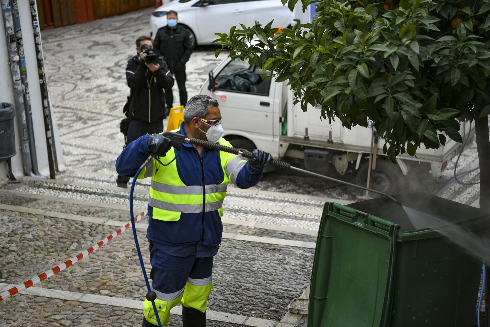 Fotos: acción contra el vandalismo y la suciedad en el Albaicín