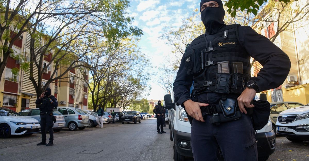 La Guardia Civil de Cádiz toma las Tres Mil Viviendas de Sevilla para detener al atracador de un joyero en Arcos