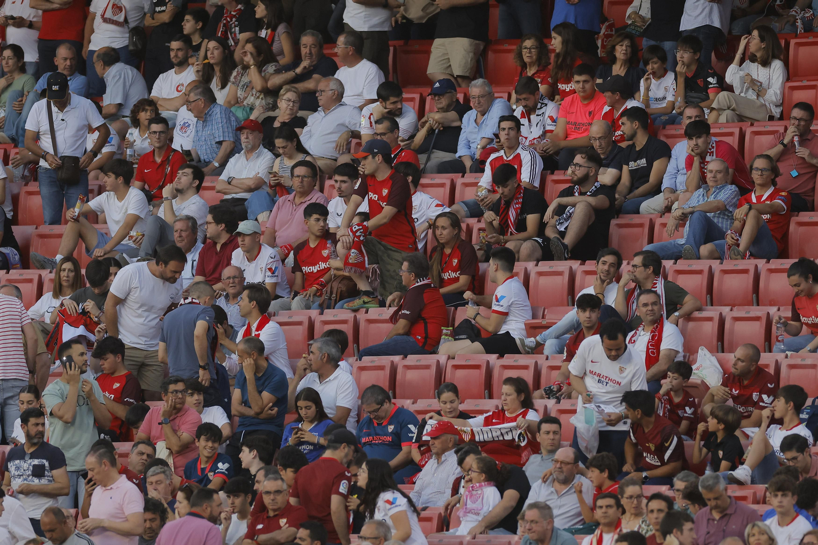 Búscate en las fotos del Sevilla-Girona