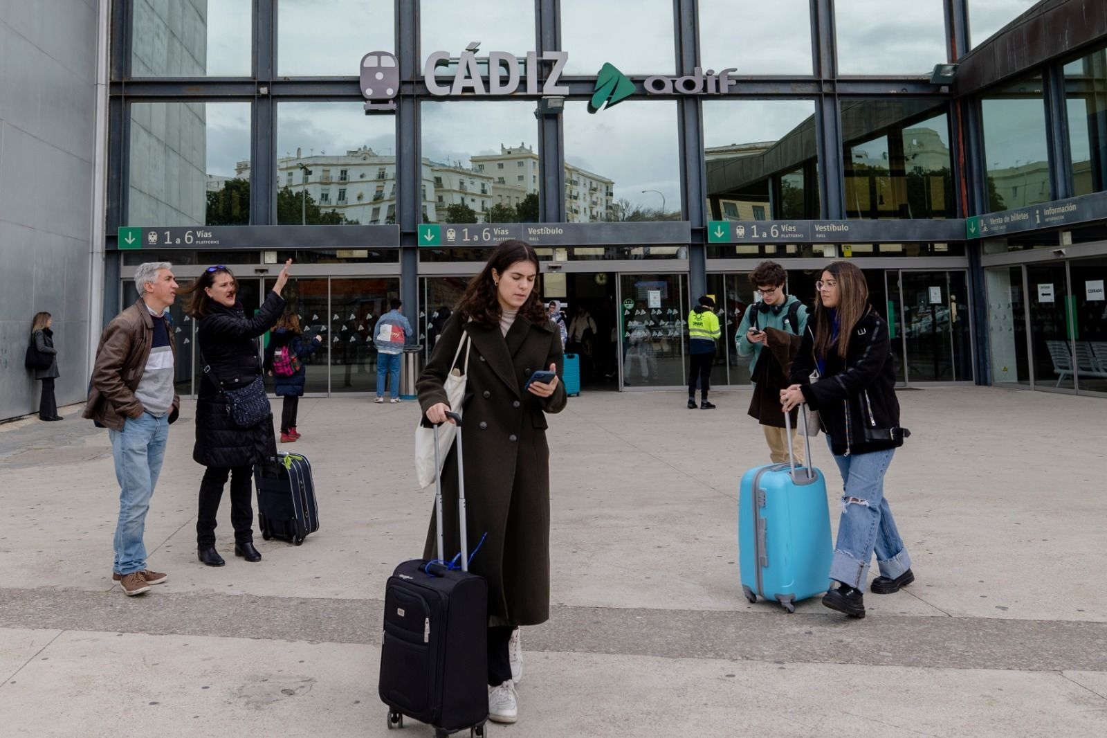 Usuarios del tren, ante la puerta de la terminal de Cádiz.