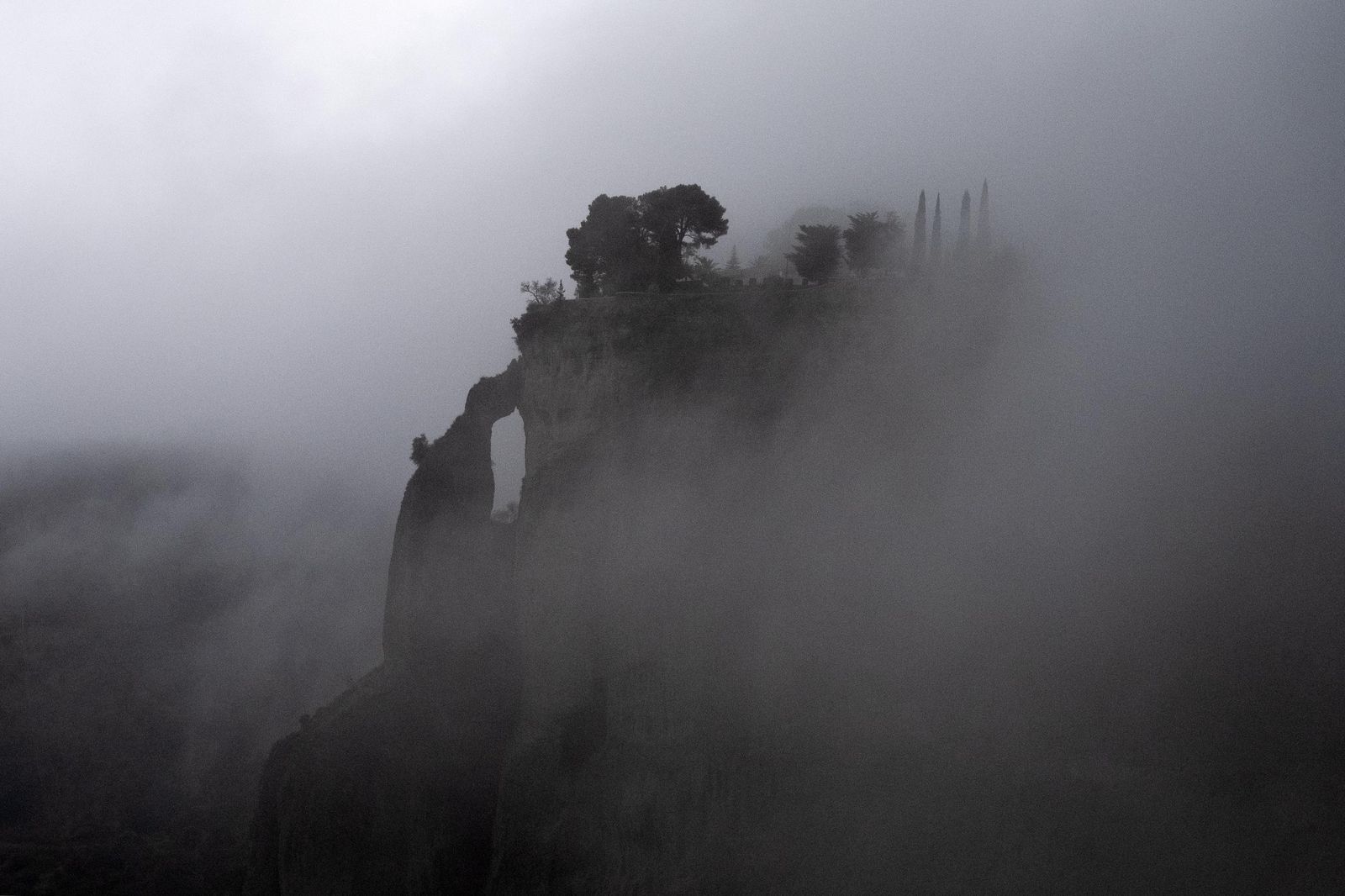 Niebla envolviendo las cornisas del Tajo de Ronda