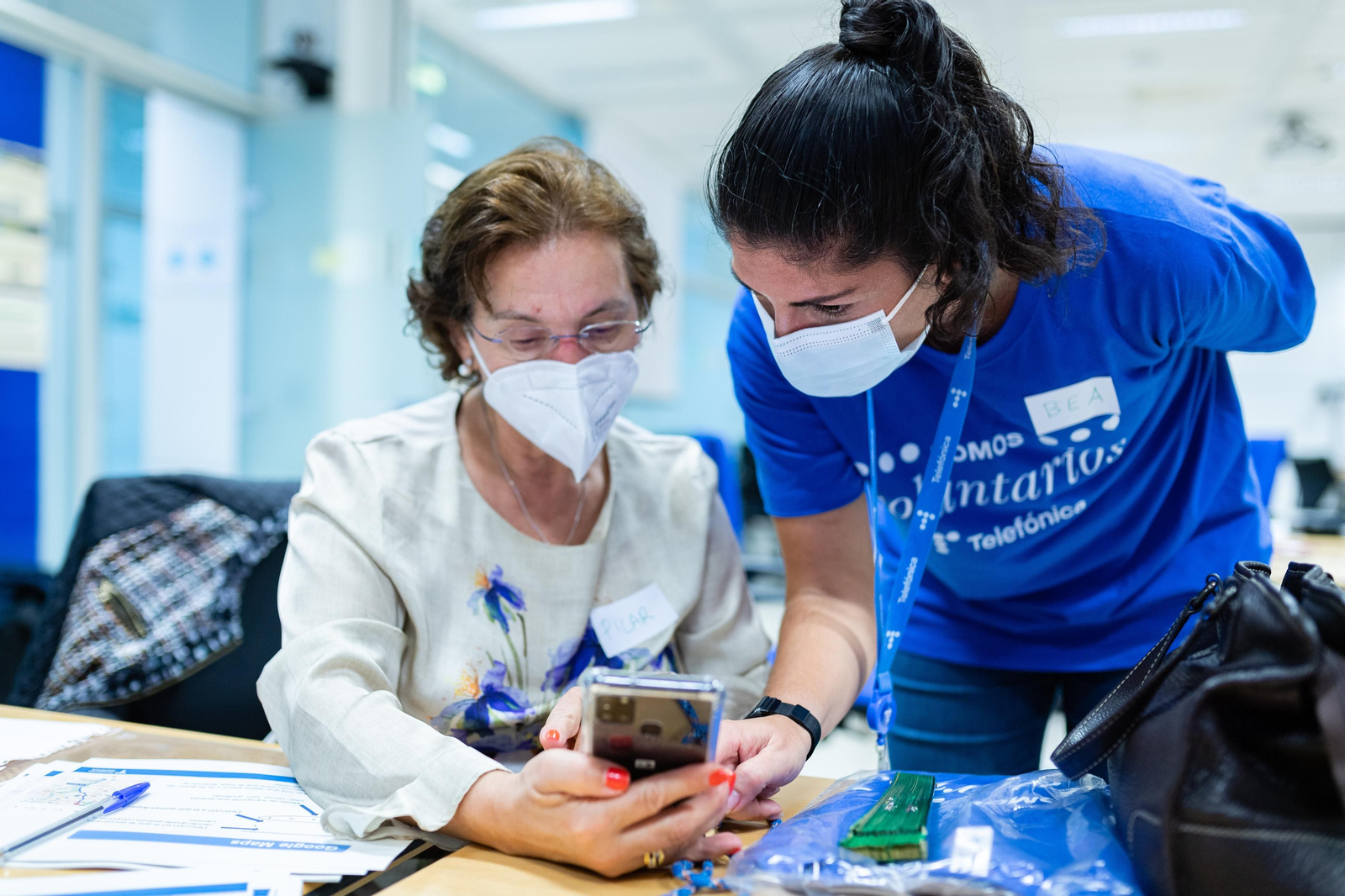 Una de las actividades de Voluntarios Telefónica con los mayores.