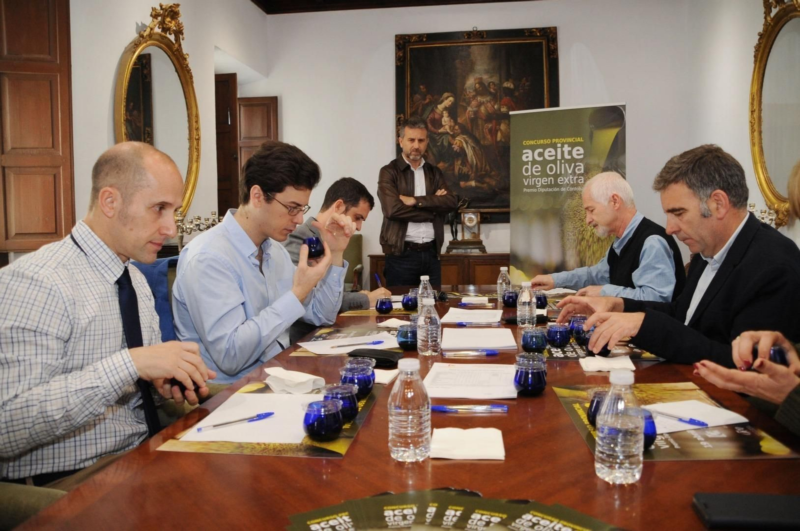Un momento de la cata de aceites, con el diputado provincial Francisco Ángel Sánchez.