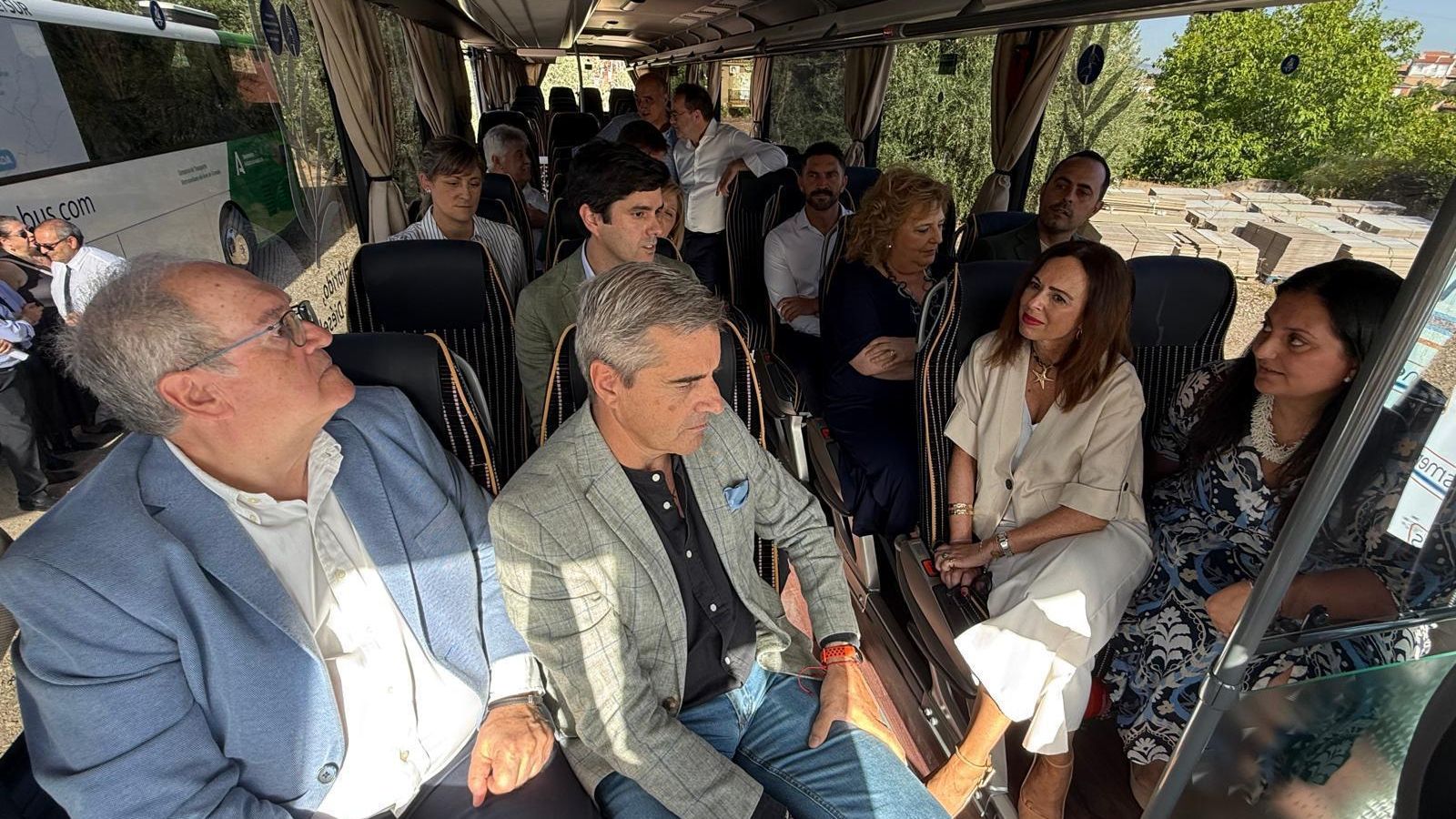 Los alcaldes han podido conocer las comodidades de los nuevos vehículos