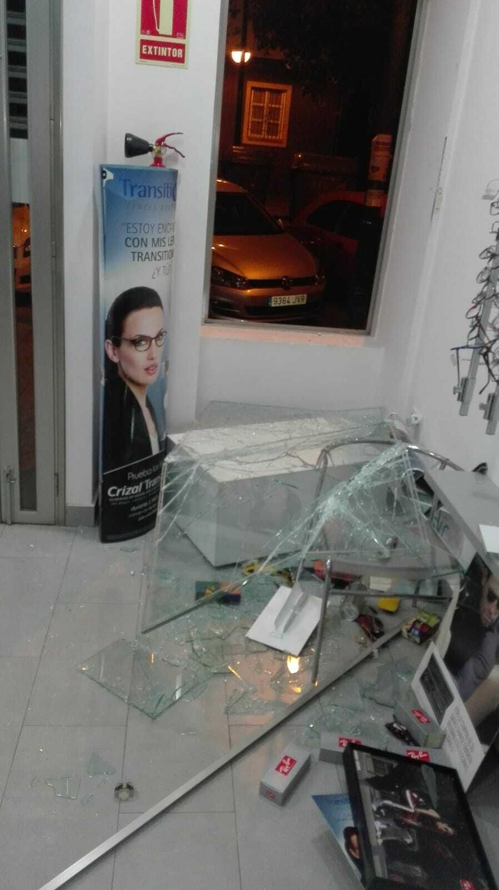 El destrozo causado en la óptica Fabiani, en la avenida de Felipe II.